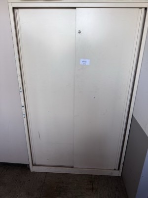 1 Pos. Einrichtungsgegenstände wie Schränke und Tische